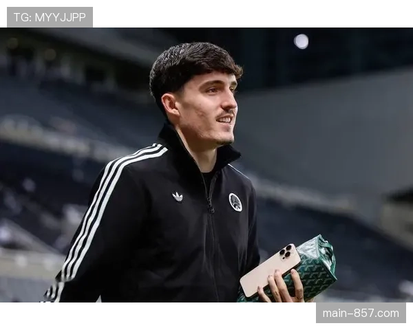 三后卫阵型回归引领战术变革 边翼卫插上助攻成进攻新发起点